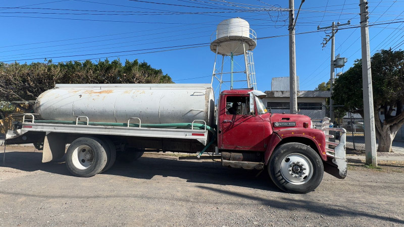 Conductora se impacta contra barda de guardería del IMSS en Celaya, Guanajuato 