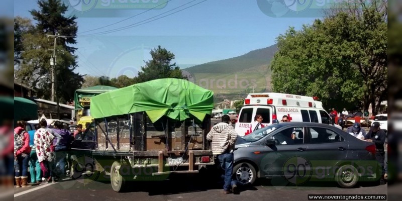 Por no tomar precauciones, chocan de frente en Chilchota; hay dos heridos - Foto 0 