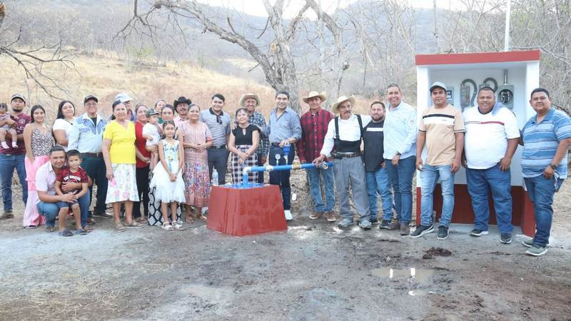 Un sistema de agua completo fue entregado en La Crusillera, municipio de Huetamo 