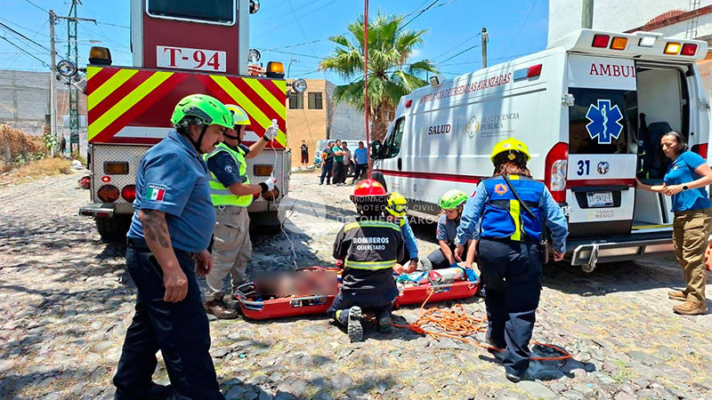Resulta albañil con heridas graves, tras caer de un tercer nivel en la colonia Loma Bonita de la capital queretana  