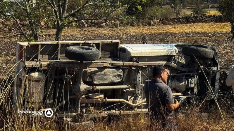 Tres lesionados tras choque y volcadura en la carretera a Huimilpan, Querétaro 