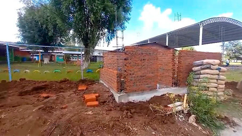 Ayuntamiento de Morelos apoya con la construcción de baños en unidad deportiva en San Vicente La Noria: Julio César Conejo 