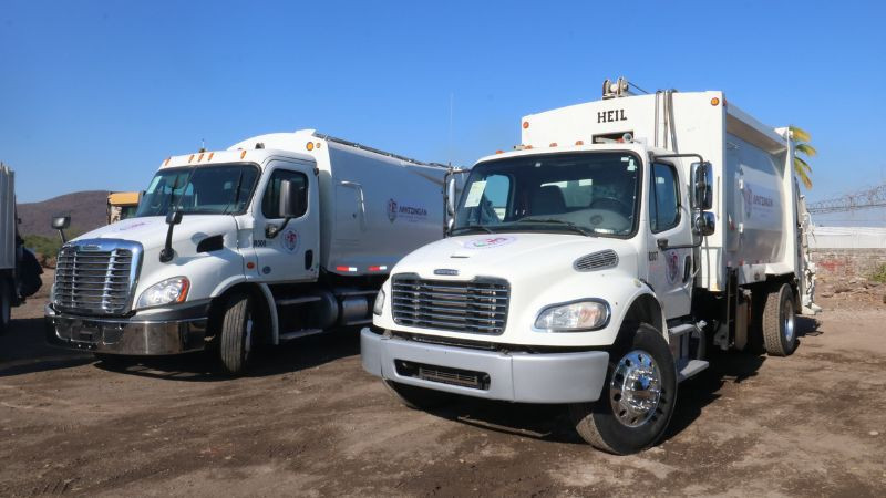 Gobierno de Apatzingán fortalece el servicio de aseo público con entrega de nuevas unidades. 