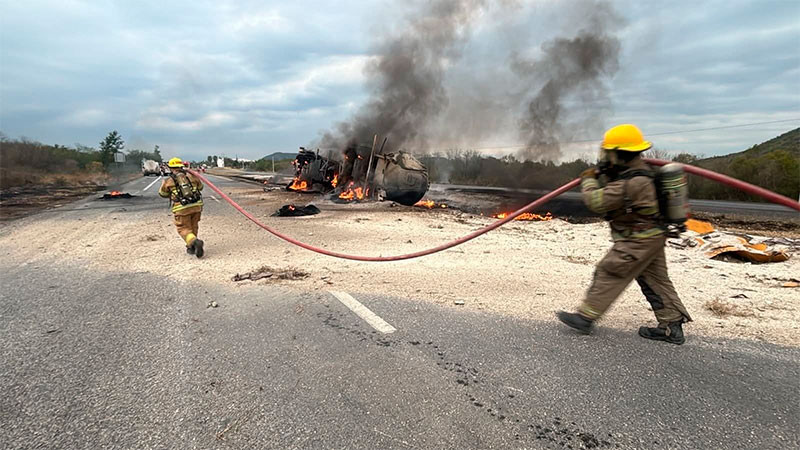 Vuelca y se incendia pipa en Montemorelos, Nuevo León, ocasionando el cierre de la Carretera Nacional  