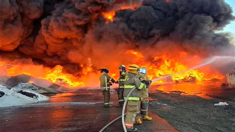 Por incendio en fábrica de plásticos, evacuan aproximadamente a 200 personas en San Luis Potosí  