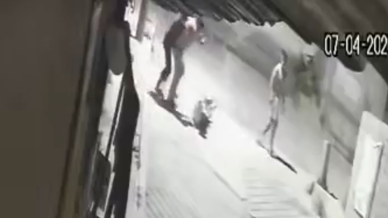 Captan brutal golpiza contra un hombre afuera de su casa en Hidalgo; buscan a responsables 