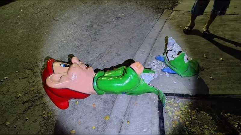 Joven sufre amputación parcial de un dedo tras caerle encima escultura de "Tontín"; estaba trepado en ella en Torreón 