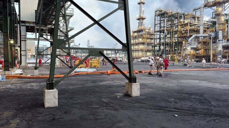 Bajo control, incendio en la Refinería Olmeca: Petróleos Mexicanos 