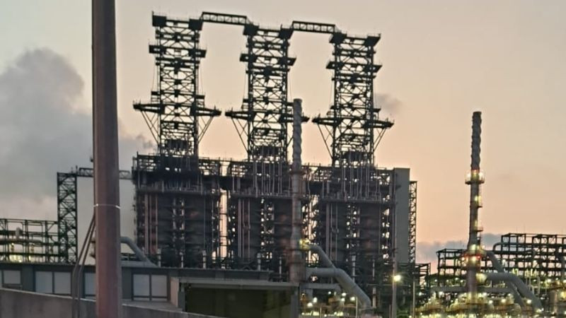 Gobierno de Tabasco mantiene coordinación con Pemex tras incendio en Refinería Olmeca 