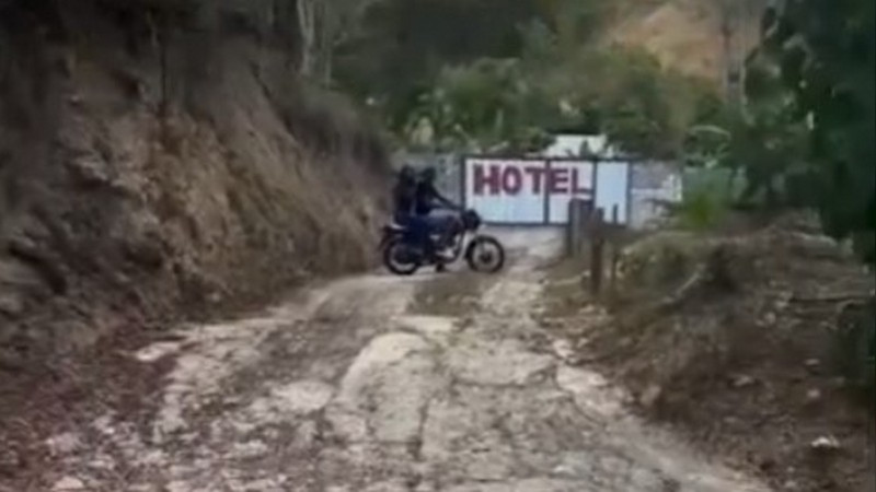 “Tu ropa estará en la calle”: esposo confronta a su pareja afuera de un motel 