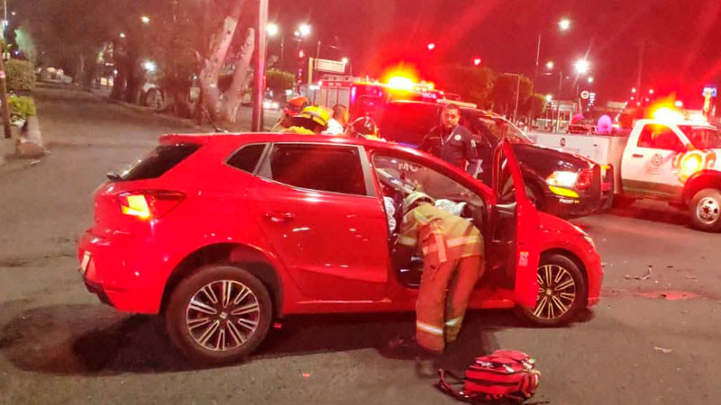 Choque vehicular en Morelia, Michoacán deja dos heridos 