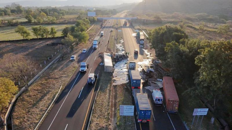 Choque de tráileres en la autopista de Occidente deja dos heridos 