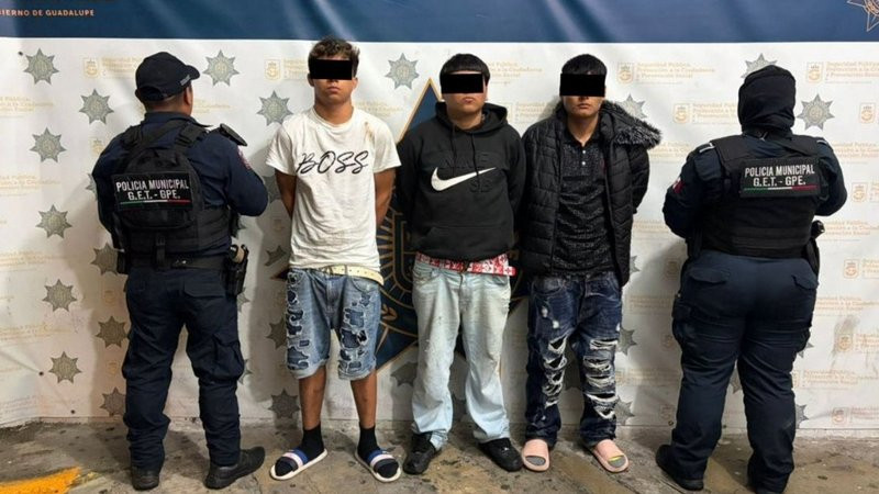 Detienen a tres jóvenes tras agresión a policías en Guadalupe; todos menores de 20 años 