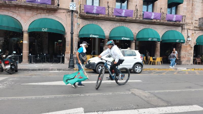 Arriba manifestación del Frente Nacional de Lucha por el Socialismo al centro de Morelia 