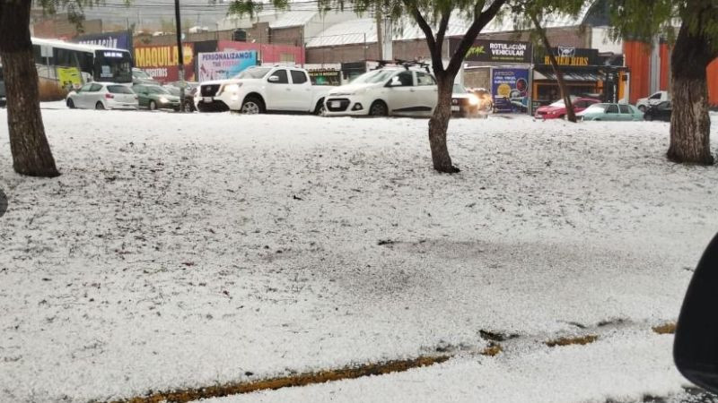 Granizada cubre de blanco calles de Pachuca y provoca afectaciones viales 