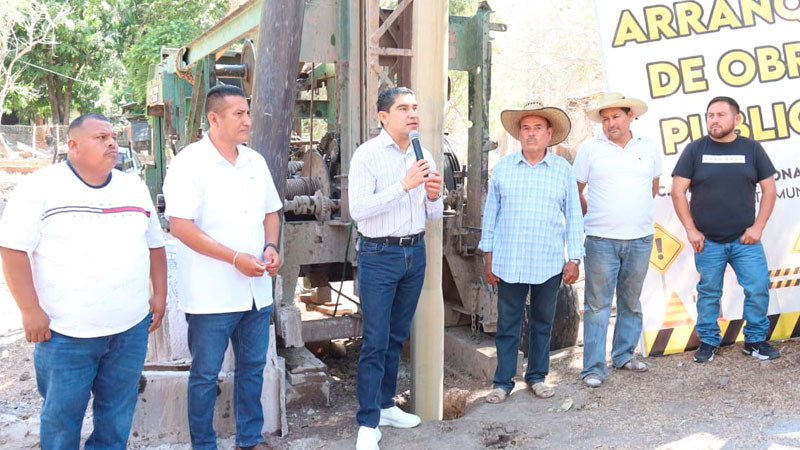 En la localidad de Rancho Viejo, Pablo Varona construye un sistema de agua completo 