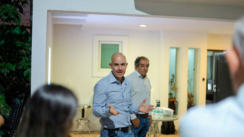 Adolfo Torres informa y atiende a vecinos de Las Cruces ante transición en servicios de agua 