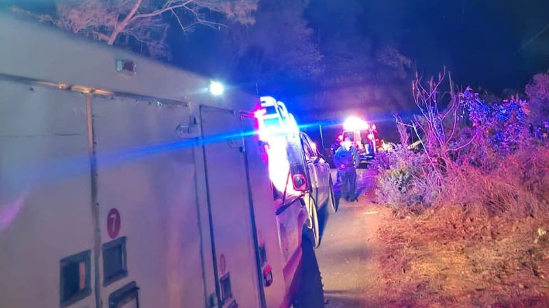 Mujer cae a barranco tras accidente en motocicleta en Tacámbaro 