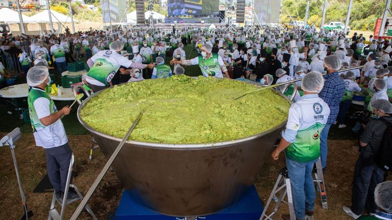 Tancítaro rompe Récord Guinness con el guacamole más grande del mundo 