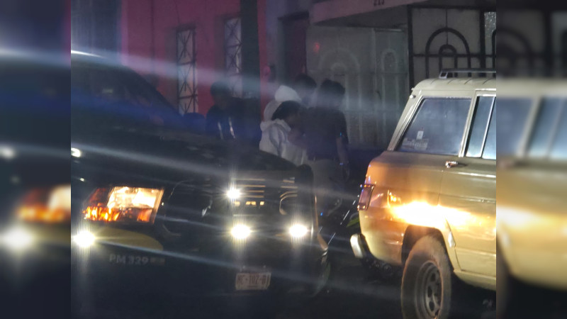 Se tiñe de rojo la noche en Morelia, Michoacán: Ultiman a hombre en la entrada de su casa; a otro lo apuñalan 