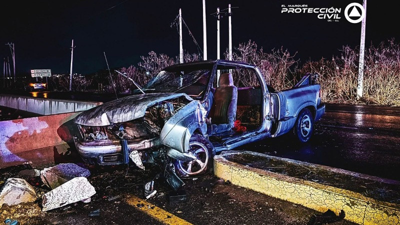 Dos lesionados en choque contra objeto fijo en la carretera 210 en El Marqués, Querétaro 