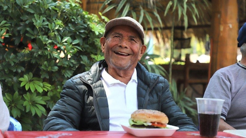 Paola Delgadillo promueve bienestar emocional en adultos mayores con actividades recreativas 