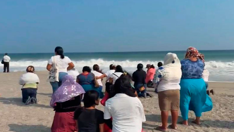 Refuerzan búsqueda de adolescente desaparecida en costas de Oaxaca con apoyo aéreo y marítimo; familia realiza ceremonia frente al mar para encontrarla  