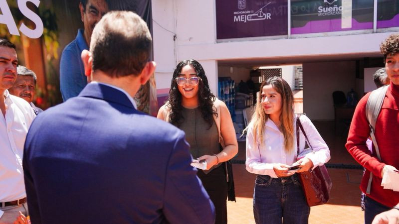 Semigrante entrega visas a estudiantes michoacanos que competirán en mundial de robótica 