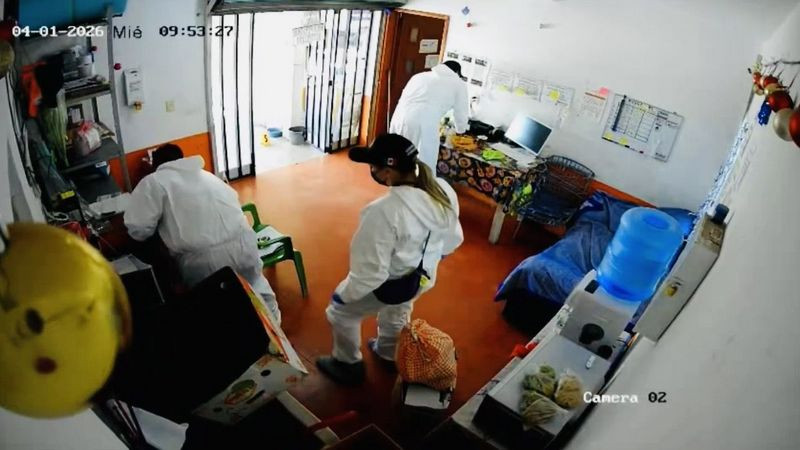 ¿Una práctica común? Captan a peritos de la Fiscalía Oaxaca robando en escena del crimen 