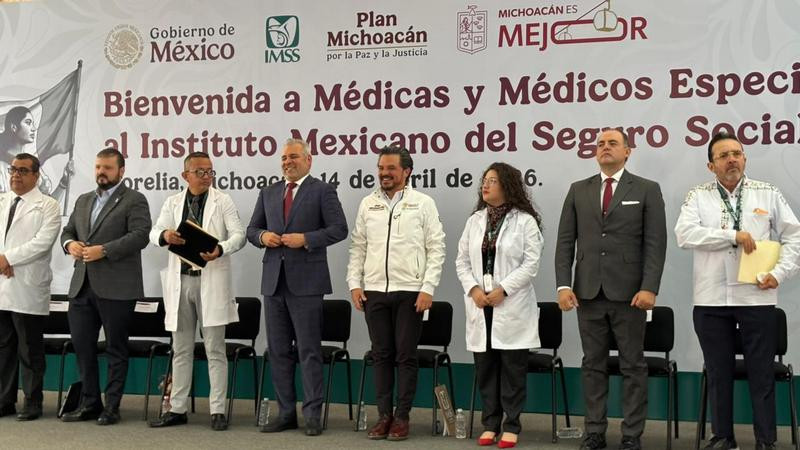 Gobernador y director general del IMSS reciben 407 especialistas para Michoacán 