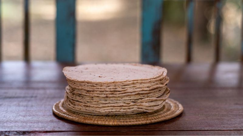 Sheinbaum descarta alza en precio de la tortilla; productores advierten aumento por costos operativos 