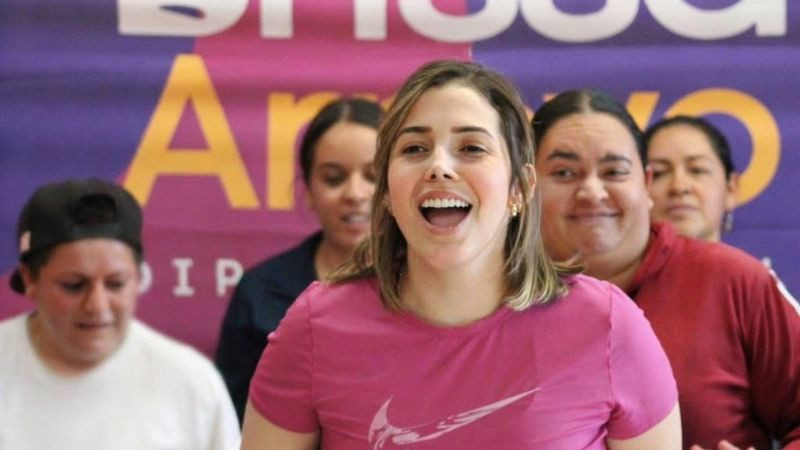 Brissa Arroyo le cumple a la gente en El  Porvenir, tenencia  de Chiquimitio  