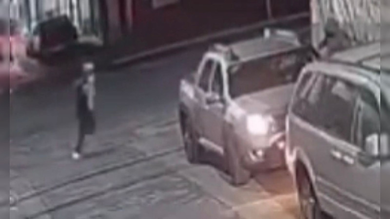 A punta de pistola pareja es despojada de su camioneta en el centro de Uruapan, Michoacán 