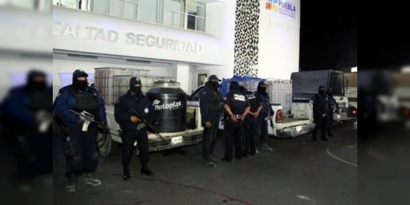 Detienen a dos policías de Puebla que escoltaban a ladrones de combustible 