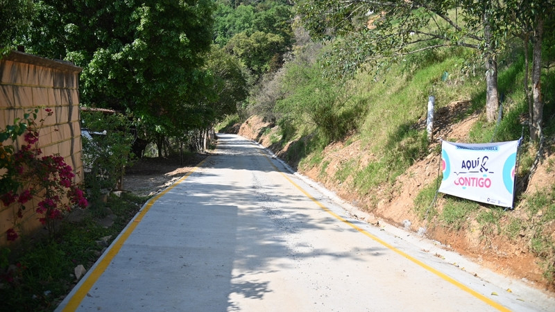 Titular de la CEI constata obras de reconstrucción de caminos en Pinal de Amoles 