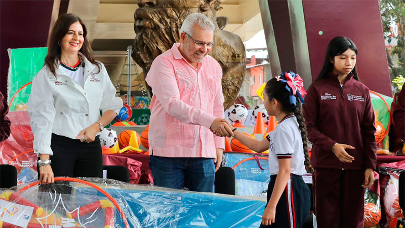 Arranca Bedolla en Uruapan entrega de material deportivo para más de 234 mil estudiantes 