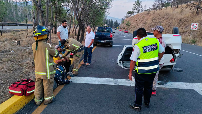Volcadura en la carretera Morelia-Pátzcuaro a la altura de la localidad de Uruapilla, deja un herido 
