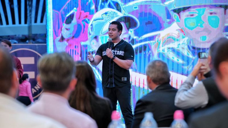 Acude Felifer Macías a la presentación del uniforme de Conspiradores de Querétaro 