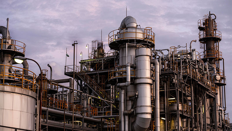 Suspende Irán las exportaciones de productos petroquímicos; buscan proteger el suministro de materias primas para industrias locales 