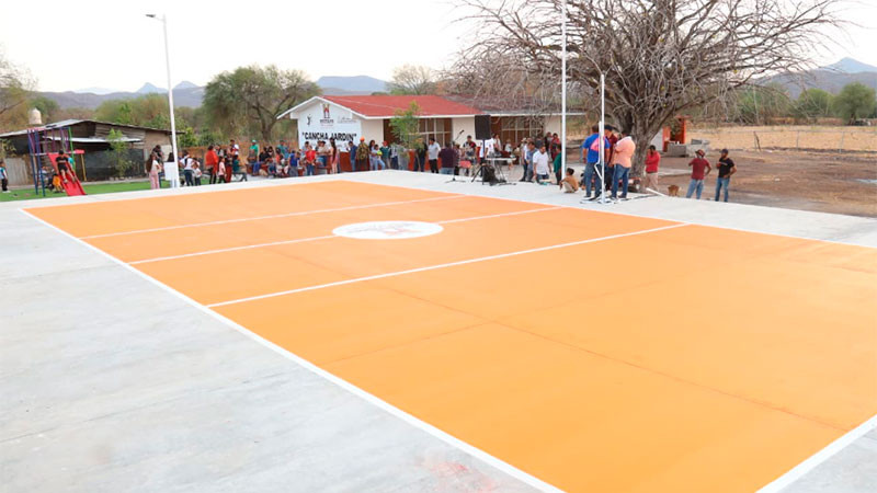 Pablo Varona entrega cancha de voleibol en Tziritzícuaro, comunidad de Huetamo, Michoacán 