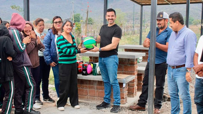 Yankel Benítez brinda apoyos para jóvenes de Cotzurio 