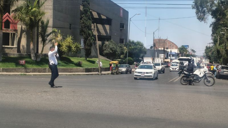 Morelia: Normalistas se manifiestan en la SEE; cierran circulación en Siervo de la Nación 