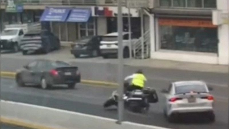 Automovilista embiste a agente de Tránsito y huye en Monterrey 