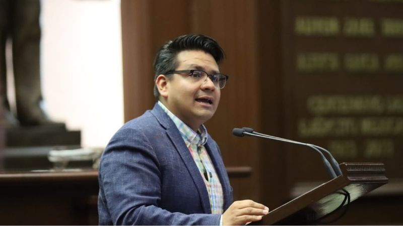 Celebra Toño Carreño aprobación de reforma que propuso que prioriza atención a niños con cáncer en Michoacán 