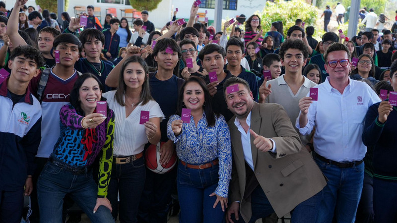 Gladyz Butanda entrega tarjetas del teleférico en Cecytem Uruapan 