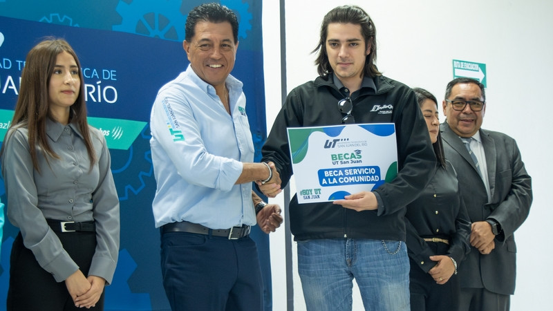 Reciben becas estudiantes de la UT San Juan 