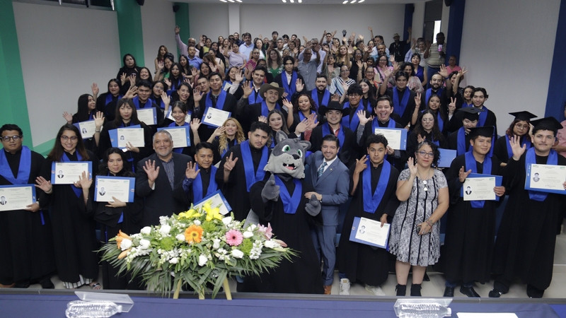 Egresados de la Universidad Tecnológica de Corregidora reciben títulos profesionales 