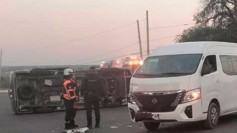 Chocan camionetas de personal y una vuelca en la carretera Chichimequillas  