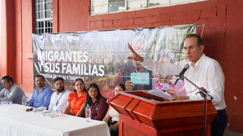Semigrante acerca servicios y programas a familias migrantes en Múgica, Michoacán 