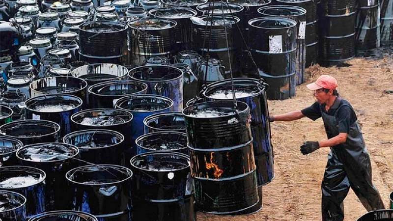 Caen precios del petróleo, tras reapertura del estrecho de Ormuz  